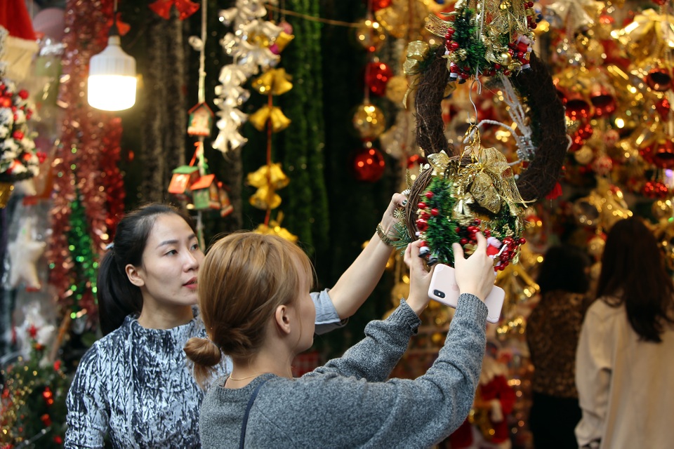 Đường phố Hà Nội được trang hoàng rực rỡ đón Giáng sinh - 13