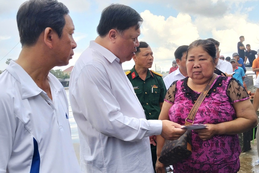 Nghi vấn chồng xô xát với vợ rồi đốt nhà làm cháy lan khu chợ ở Cà Mau - 1 Nghi vấn chồng xô xát với vợ rồi đốt nhà làm cháy lan khu chợ ở Cà Mau - 1