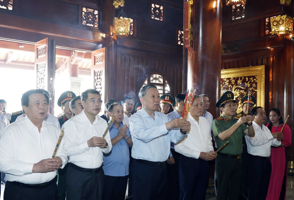 Tổng Bí thư dâng hương trước Tượng đài Chủ tịch Hồ Chí Minh tại Phú Quốc - 4