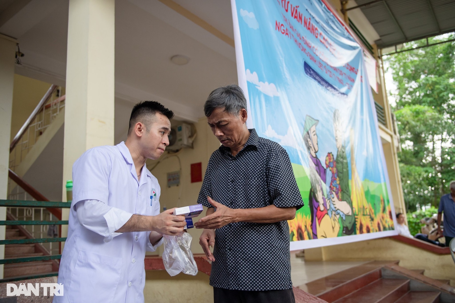 Hành trình khám bệnh, tri ân người có công dịp 27/7 của Dân trí - 14 Hành trình khám bệnh, tri ân người có công dịp 27/7 của Dân trí - 14