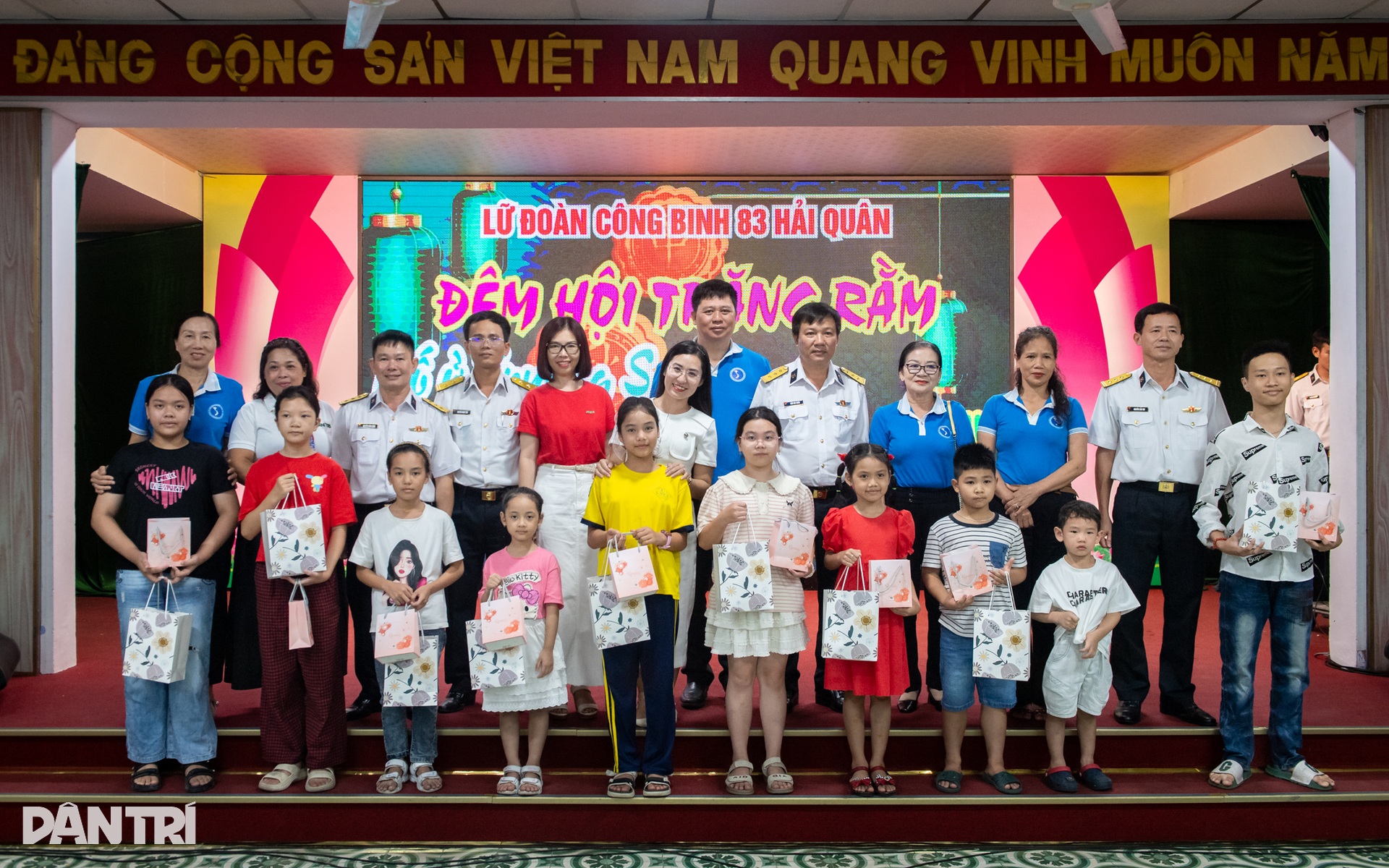 Vui Tết Trung thu cùng con các chiến sĩ Trường Sa - 12 Vui Tết Trung thu cùng con các chiến sĩ Trường Sa - 12