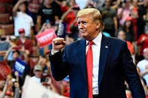 Những cử tri trung thành với ông Trump giữa khủng hoảng "bủa vây"