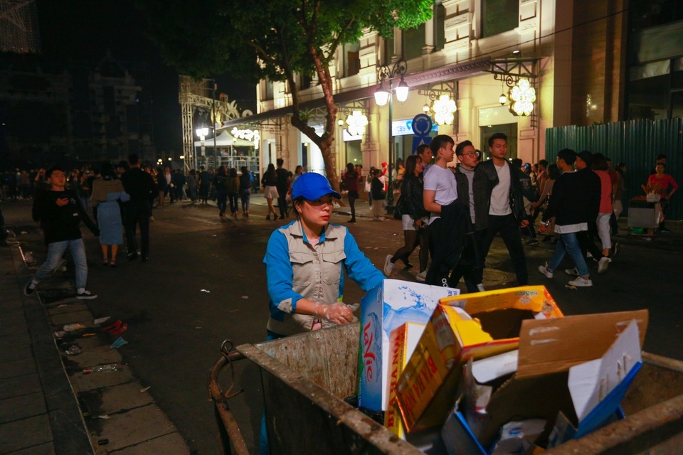 Phố đi bộ hồ Gươm ngập trong rác sau màn “đếm ngược chào năm mới” - 12