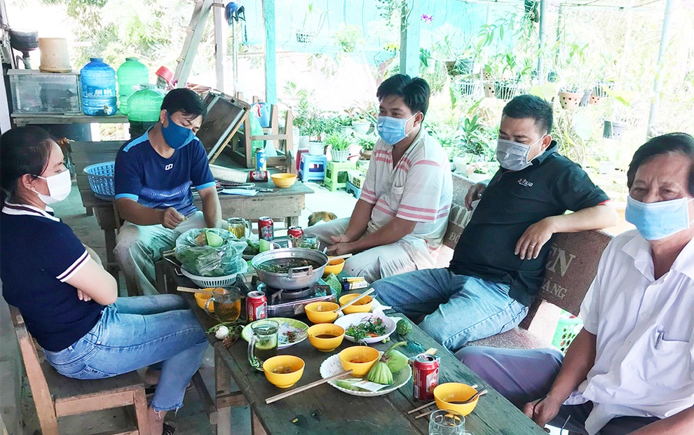 Hiệu trưởng cùng 5 giáo viên tổ chức ăn nhậu trong căng-tin trường - 1 Hiệu trưởng cùng 5 giáo viên tổ chức ăn nhậu trong căng-tin trường - 1
