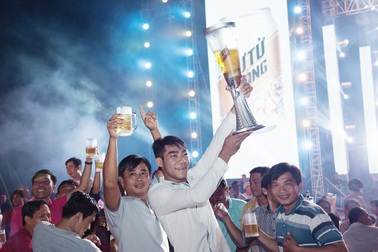 5.000 anh em đội mưa tham dự “lễ hội bia Sư Tử Trắng – Nâng ly vì chí lớn”