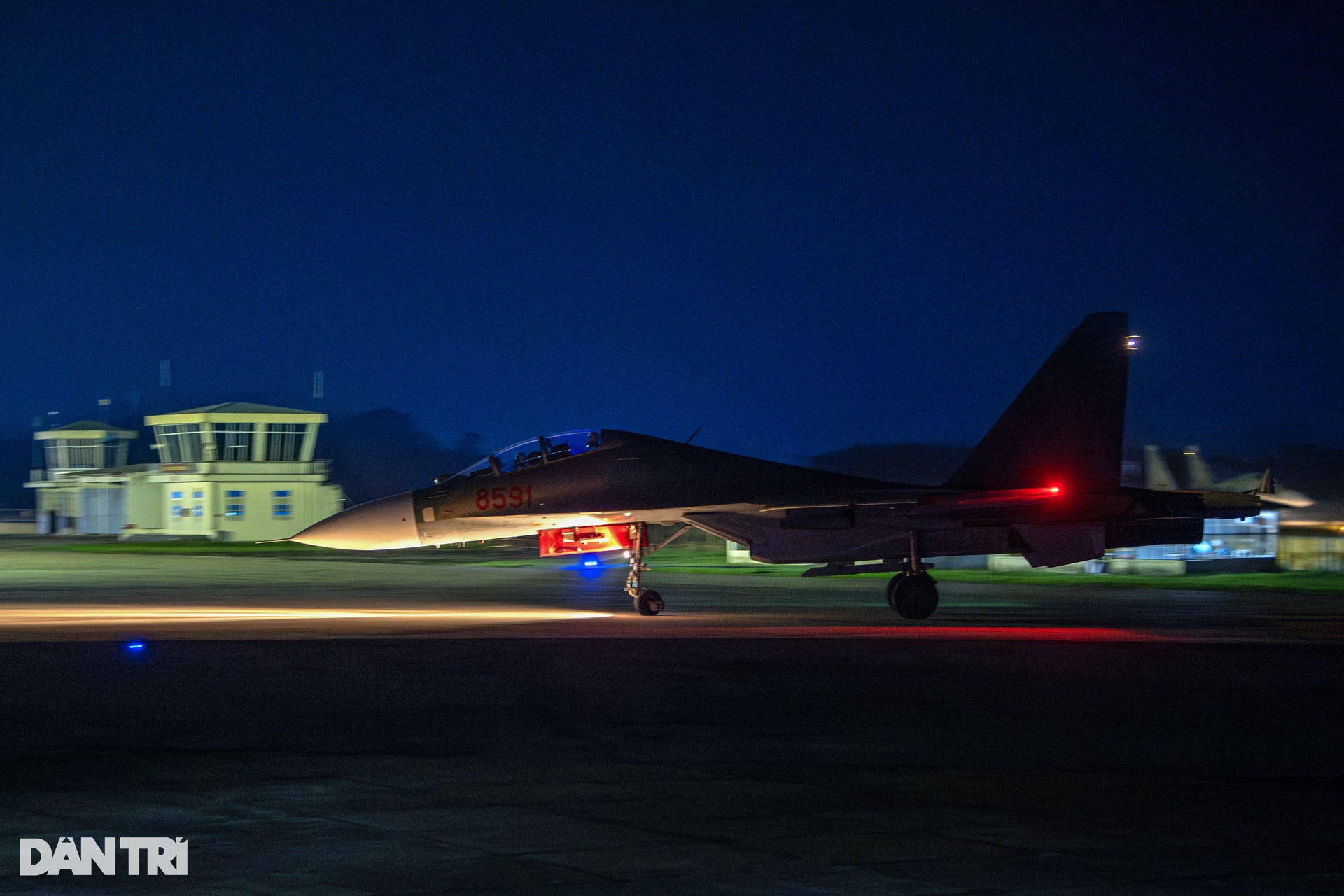 Chiêm ngưỡng hổ mang chúa SU-30MK2 xuất kích huấn luyện bay đêm - 15 Chiêm ngưỡng hổ mang chúa SU-30MK2 xuất kích huấn luyện bay đêm - 15