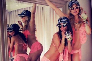 Sao phim “Cuộc chiến nàng dâu” hở bạo với bikini hồng sặc sỡ