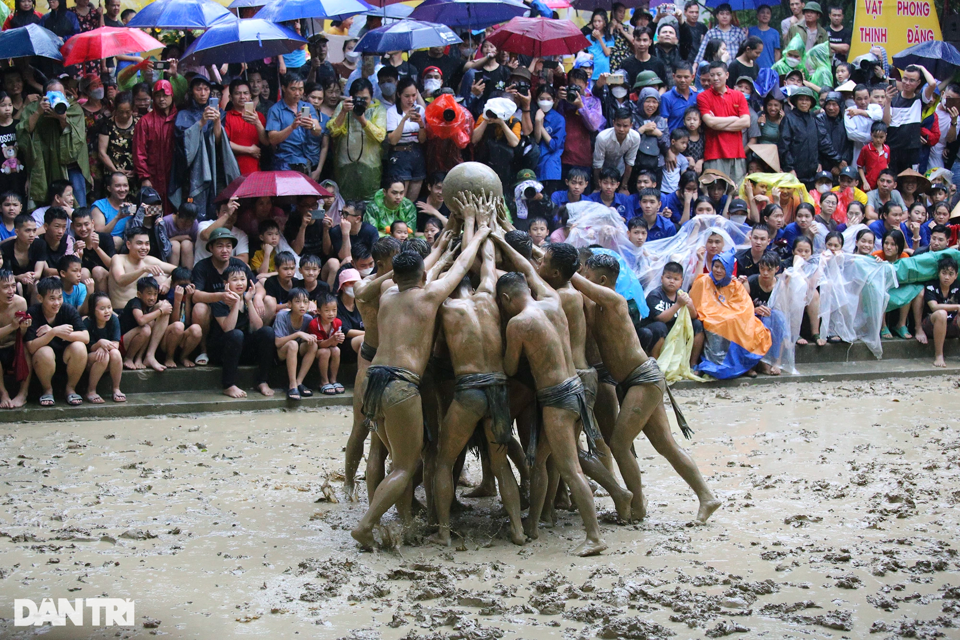 Trận vật cầu nước kịch tính và hài hước dưới trời mưa tầm tã - 11 Trận vật cầu nước kịch tính và hài hước dưới trời mưa tầm tã - 11