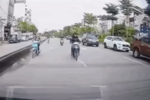 Thanh niên đi xe máy mải nhìn điện thoại, đâm đầu vào ô tô