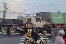 Hai xe container đối đầu, bốc cháy ngùn ngụt giữa ngã tư