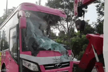 Ô tô khách nát đầu sau khi tông xe tưới nước ở TPHCM, 3 người bị thương