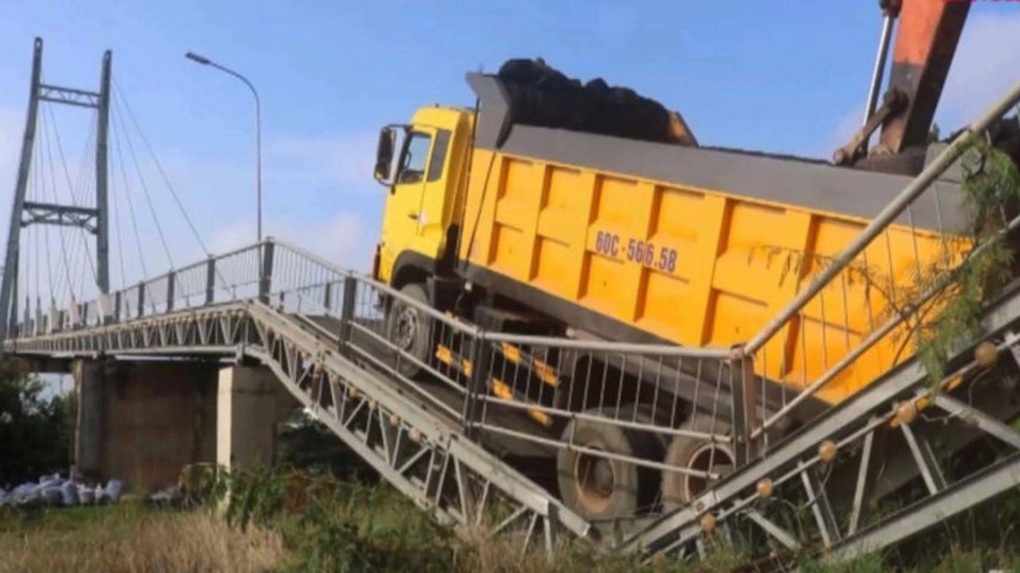 Tài xế làm sập cầu dây văng qua sông lĩnh 4 năm tù - 1 Tài xế làm sập cầu dây văng qua sông lĩnh 4 năm tù - 1