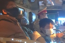 CSGT kịp thời hỗ trợ xe chở người đi cấp cứu bị hết xăng trên đường