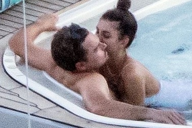 Leonardo DiCaprio và bạn gái tình tứ trên du thuyền