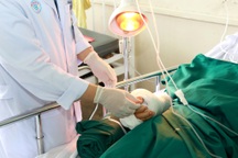 TPHCM: Nối thành công bàn tay người đàn ông bị lái xe chở F0 chém đứt lìa