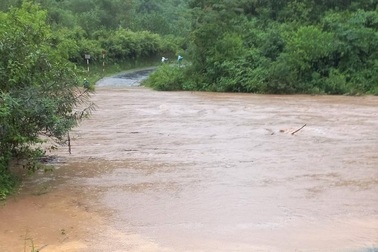Vợ tử vong, chồng mất tích khi qua suối lúc mưa bão