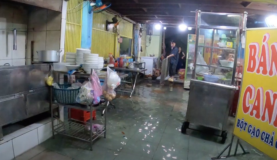 TPHCM: Phố xá thành sông sau cơn mưa, người dân bì bõm dong xe về nhà - 3 TPHCM: Phố xá thành sông sau cơn mưa, người dân bì bõm dong xe về nhà - 3