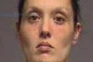 Con gái qua đời, mẹ vẫn cho các em của con ngủ và chơi với xác