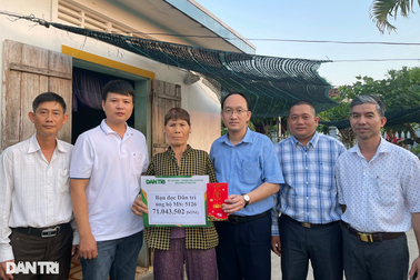 Bạn đọc giúp người mẹ già nuôi 2 con tàn tật hơn 70 triệu đồng