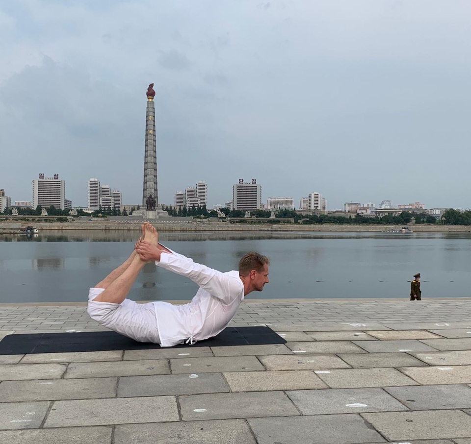 Đại sứ Thụy Điển diễn tư thế trồng cây chuối giữa thủ đô Bình Nhưỡng - 1 Đại sứ Thụy Điển diễn tư thế trồng cây chuối giữa thủ đô Bình Nhưỡng - 1