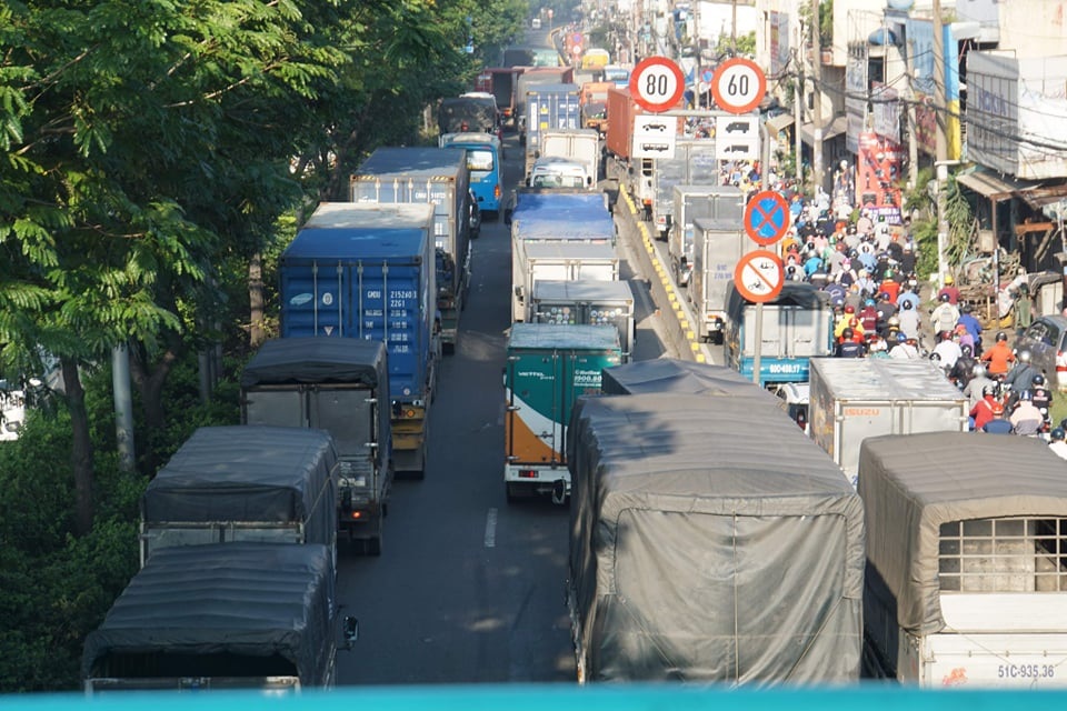 3 xe dồn toa trên quốc lộ, cửa ngõ Sài Gòn ùn tắc hơn 5km - 3 3 xe dồn toa trên quốc lộ, cửa ngõ Sài Gòn ùn tắc hơn 5km - 3