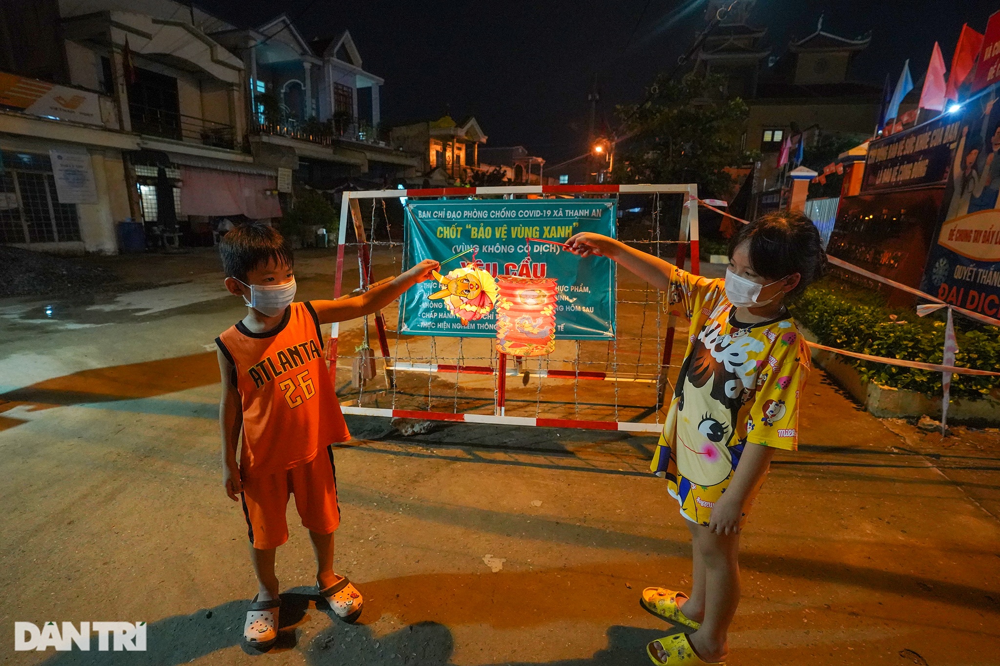 Trẻ em xã đảo vùng xanh ở TPHCM chơi lồng đèn làm bằng vỏ lon, hộp sữa - 3 Trẻ em xã đảo vùng xanh ở TPHCM chơi lồng đèn làm bằng vỏ lon, hộp sữa - 3