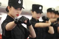 Nữ sinh hàng không luyện võ chống khủng bố