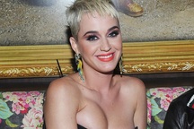 Katy Perry khoe ngực đầy với váy trễ nải
