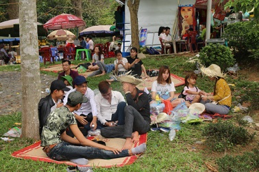 Thợ cho thuê chiếu đếm tiền mỏi tay, thu bạc triệu dịp Giỗ Tổ Hùng Vương