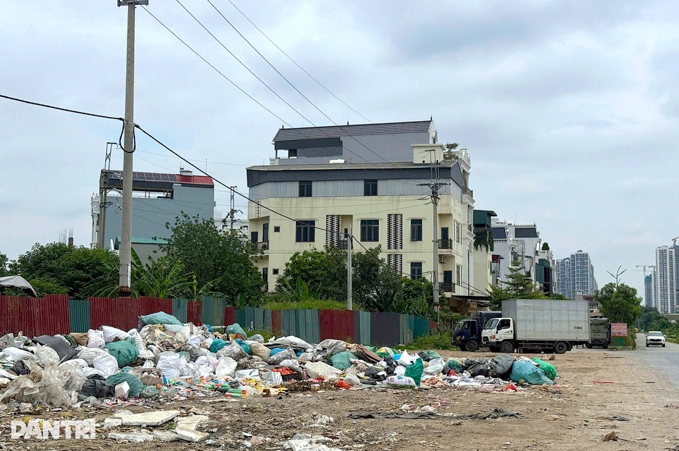 Bãi rác ở La Phù chất đống bánh kẹo nhãn hiệu lạ, thực phẩm hết hạn - 1 Bãi rác ở La Phù chất đống bánh kẹo nhãn hiệu lạ, thực phẩm hết hạn - 1