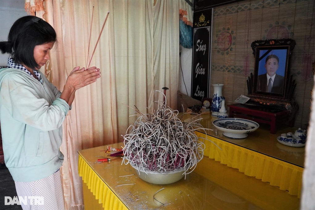 Vừa mãn tang chồng, con lại thập tử nhất sinh - 1 Vừa mãn tang chồng, con lại thập tử nhất sinh - 1