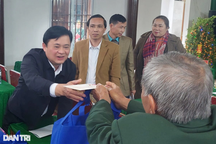 Những món quà bất ngờ dành cho người dân biên giới trên đường về quê ăn Tết