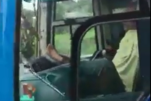 Yêu cầu xử lý nghiêm tài xế lái xe khách bằng chân