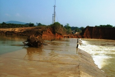 Giúp bạn vớt cặp, một học sinh bị lũ cuốn trôi