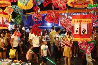 Đi chơi chợ phố cổ đêm rằm trung thu