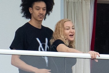 Madonna giành được thiện cảm của bố mẹ bạn trai kém tuổi