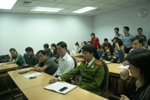 Phụ huynh họp đến 11 giờ đêm, yêu cầu Raffles Hà Nội cam kết trả học phí