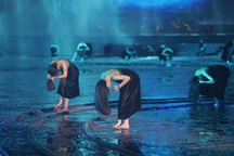 Mãn nhãn đêm nghệ thuật "Xòe Thái - Tinh hoa miền di sản" trong mưa