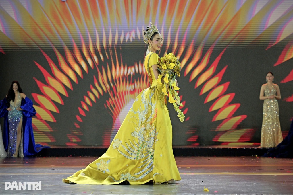 Bông hồng lai Emoura Phạm đăng quang Miss Grand Vietnam 2026 - 2