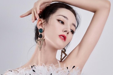 Địch Lệ Nhiệt Ba "úp mở" chia tay giữa tin đồn hò hẹn với Hoàng Cảnh Du