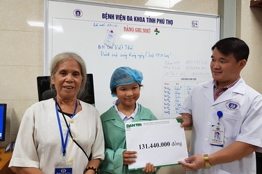 Vượt qua tử thần nơi bệnh viện, 2 bà cháu "mạnh tay" giúp đỡ hoàn cảnh khó khăn