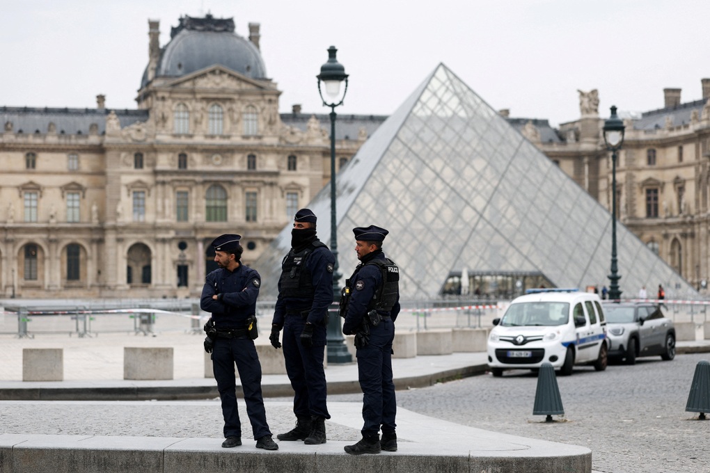 Lỗ hổng nghiêm trọng trong vụ cướp báu vật vô giá tại bảo tàng Louvre - 4 Lỗ hổng nghiêm trọng trong vụ cướp báu vật vô giá tại bảo tàng Louvre - 4