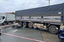 Nam dân quân tử vong sau khi xe máy trượt vào bánh ô tô tải ở TPHCM