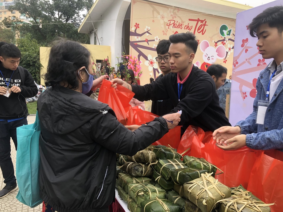 Học sinh trường Lương Thế Vinh gói 1.250 bánh chưng tặng người nghèo - 4 Học sinh trường Lương Thế Vinh gói 1.250 bánh chưng tặng người nghèo - 4