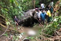Ô tô bán tải lao xuống vực sâu 50 m, hai người tử vong