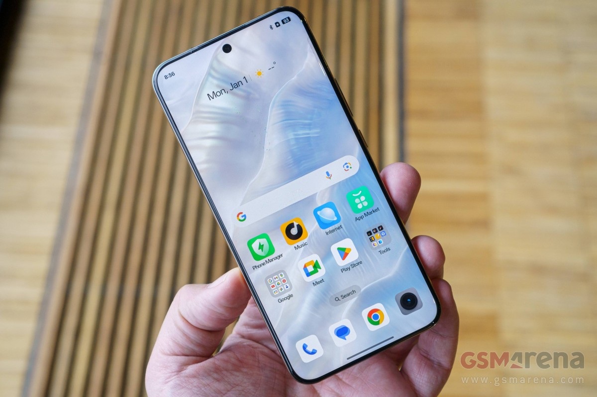 Hands-on with the first phone with a back that changes color according to the weather - 2 Trên tay điện thoại đầu tiên có mặt lưng tự đổi màu theo thời tiết - 2