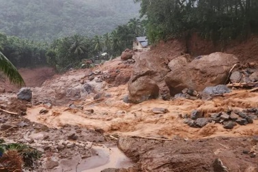 Lở đất cuốn sập cầu ở Ấn Độ, 56 người thiệt mạng