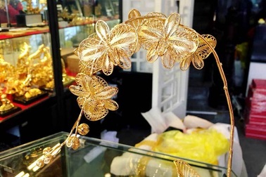 Lan hồ điệp mạ vàng 16 triệu đồng/cành, đại gia mua làm quà tặng 8/3