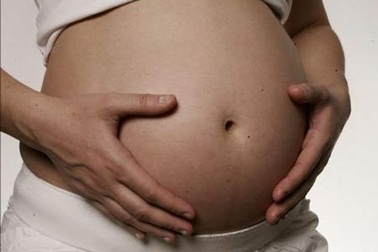 Người phụ nữ được cấy ghép tử cung đã mang thai