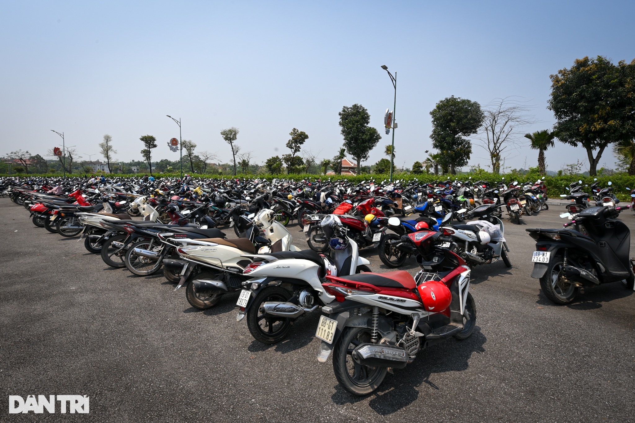 Hàng chục nghìn du khách đổ về đền Hùng dâng hương trước ngày giỗ Tổ - 14 Hàng chục nghìn du khách đổ về đền Hùng dâng hương trước ngày giỗ Tổ - 14